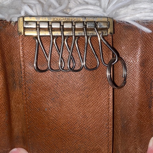 Louis Vuitton Monogram Key Holder - Picture 5 of 10
